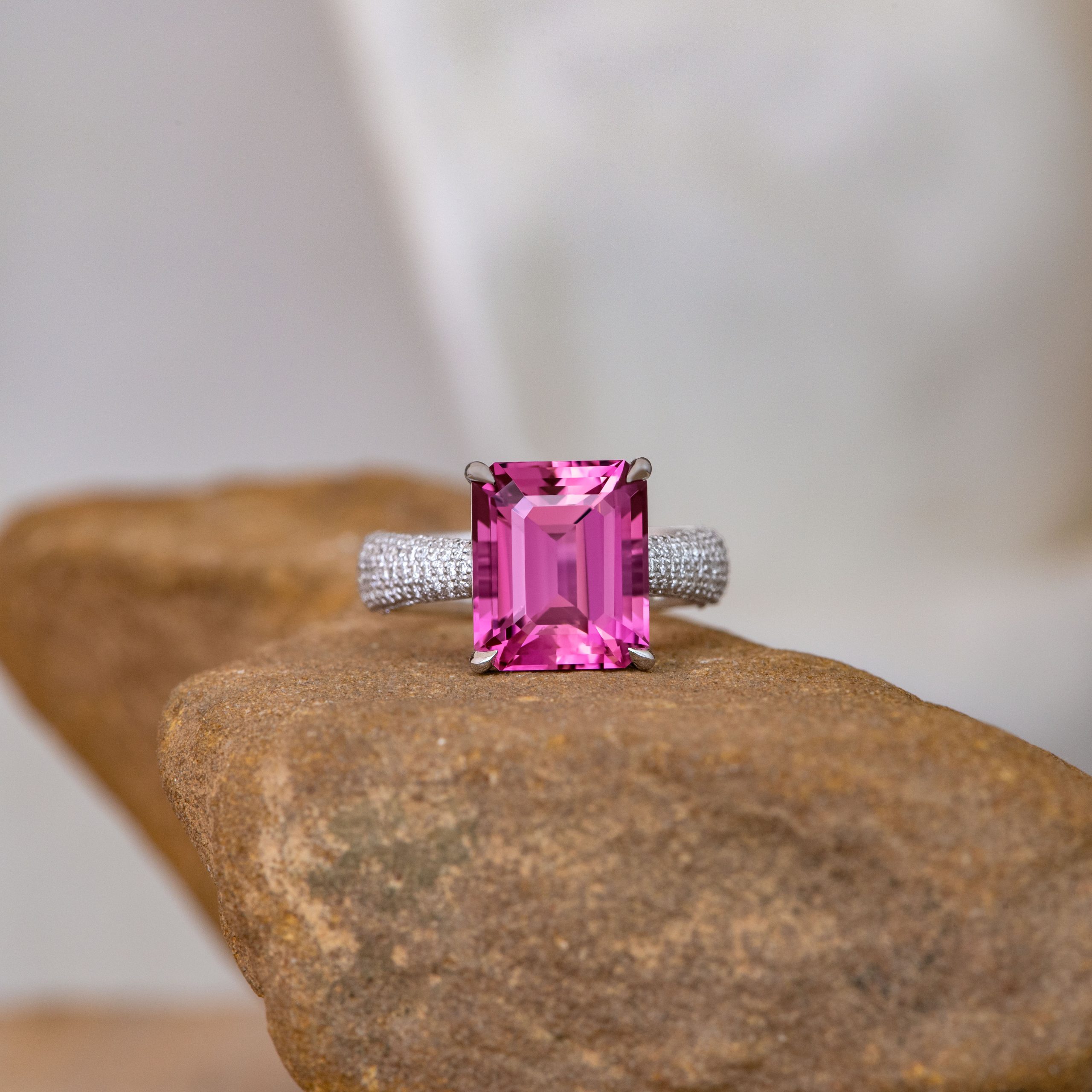 Or blanc, Rubellite, Diamants