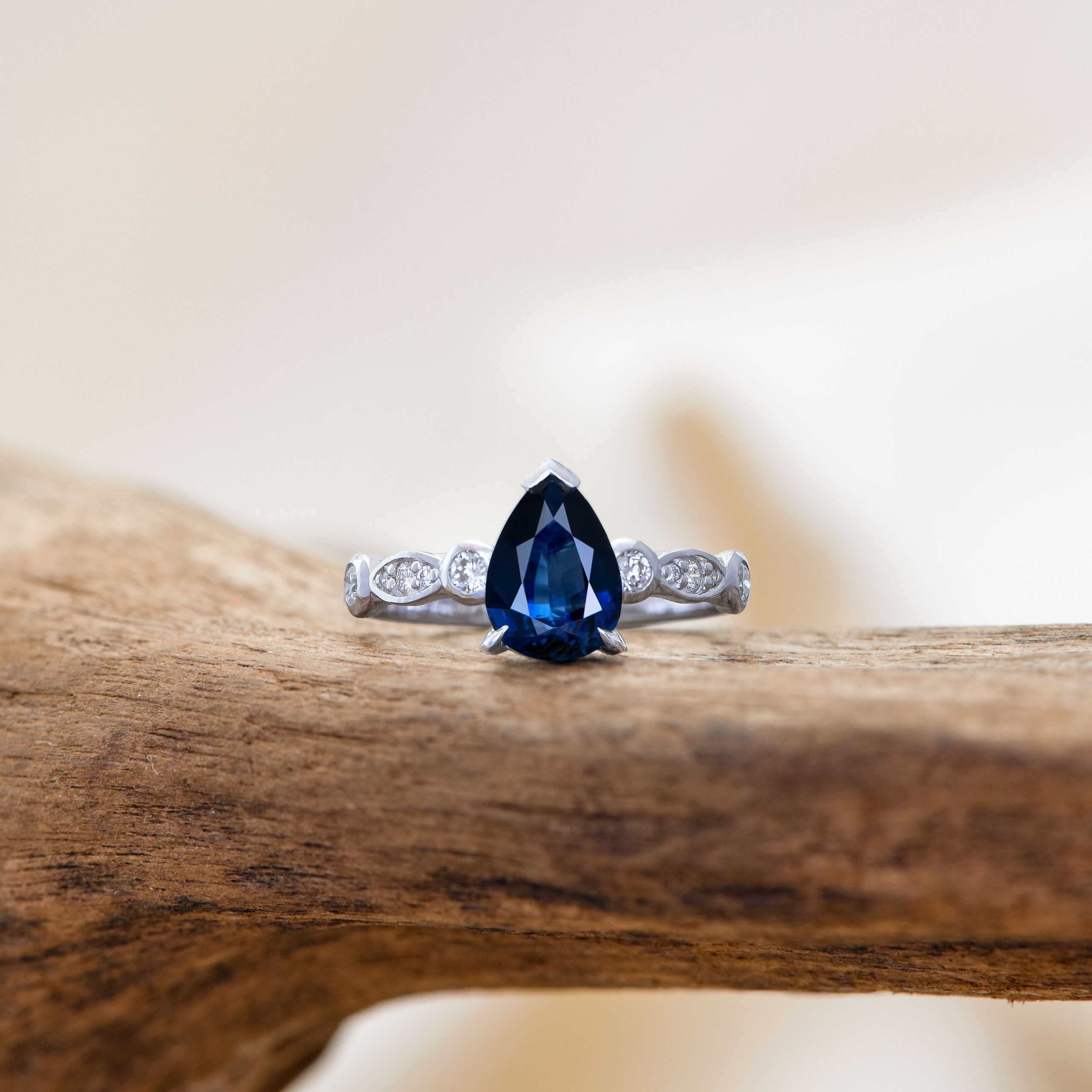 Or blanc, Saphir bleu, Diamants