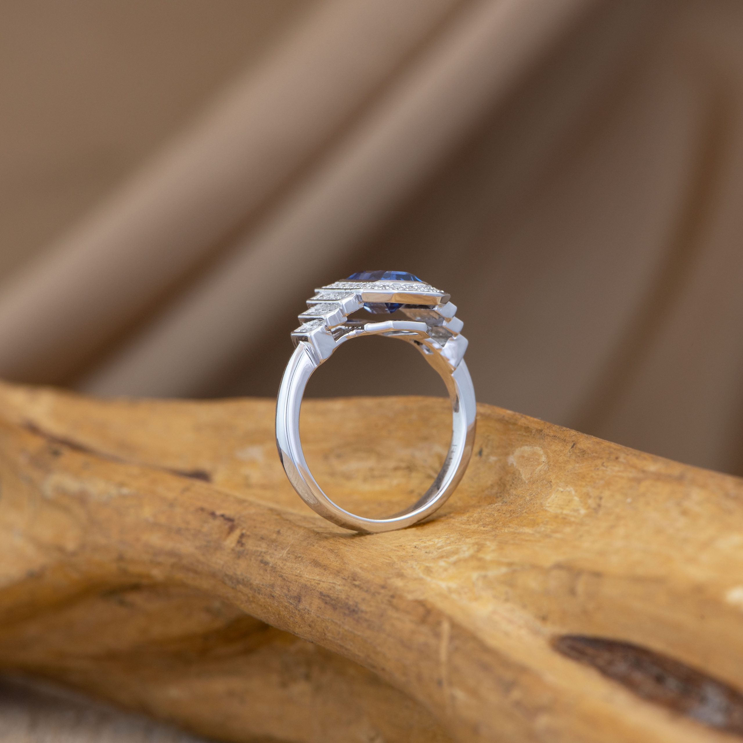 Or blanc, Saphir bleu, Diamants – Image 2