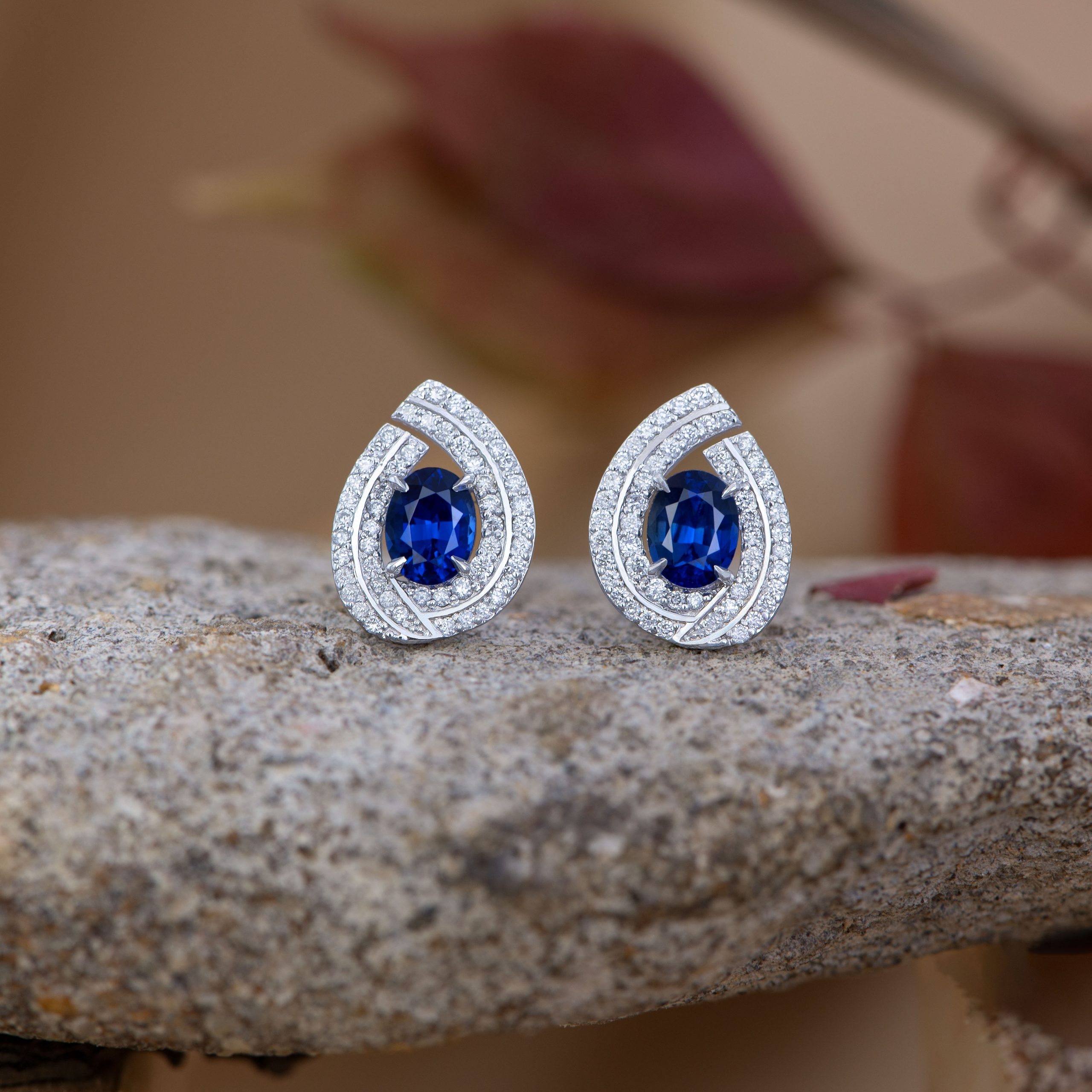 Or blanc, Saphirs bleus, Diamants