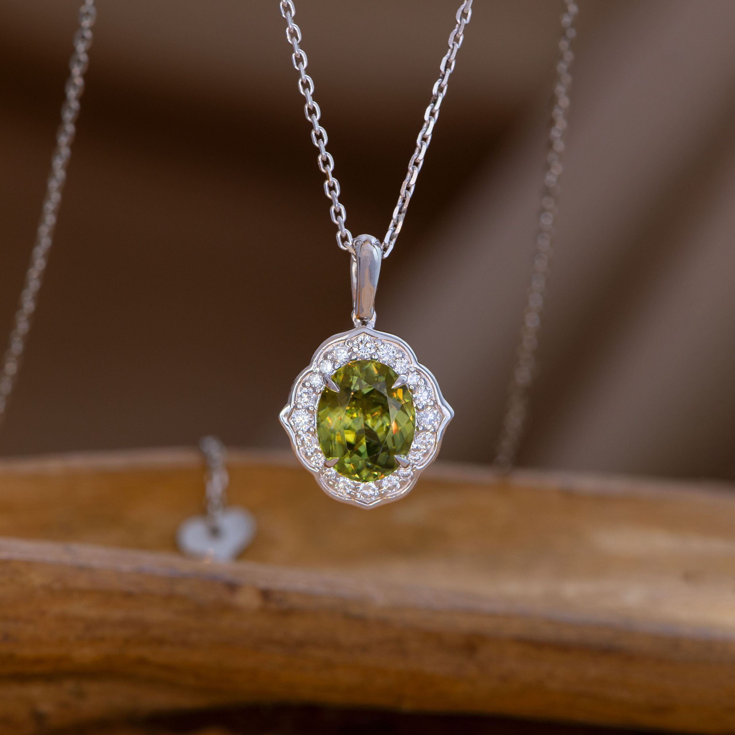 Or blanc, Sphène, Diamants