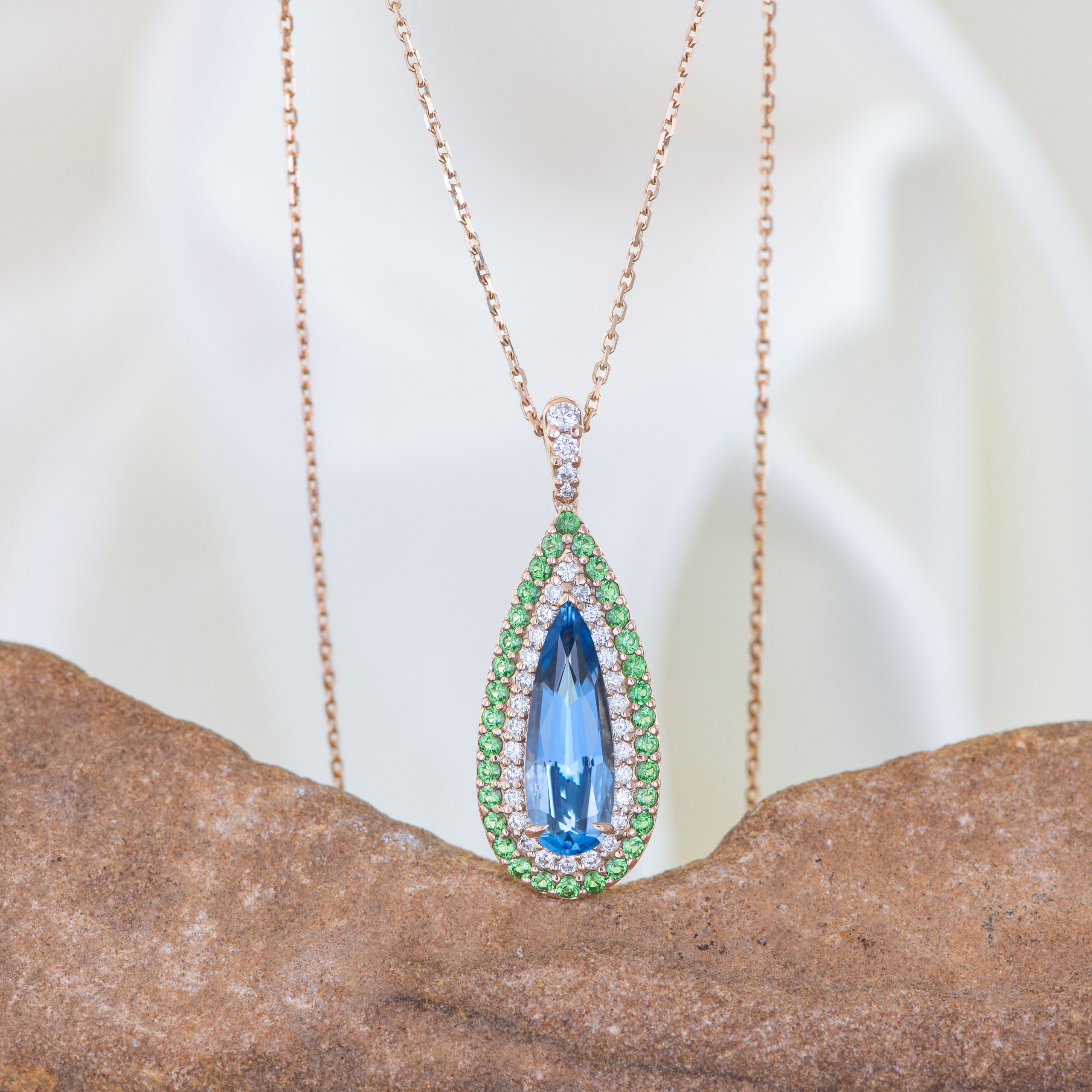 Or rose, Aigue-marine, Tsavorites, Diamants