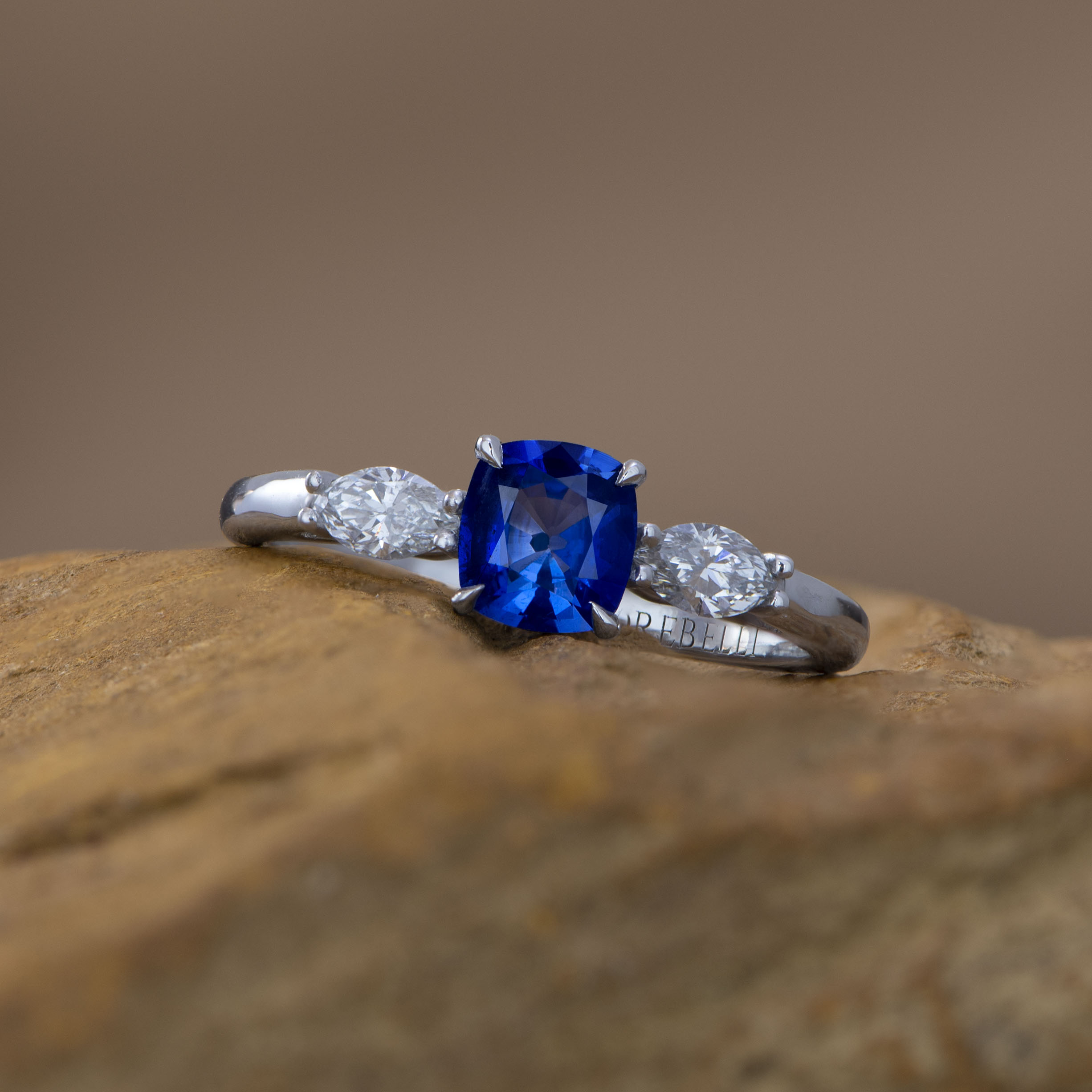 Or blanc, Saphir bleu, Diamants