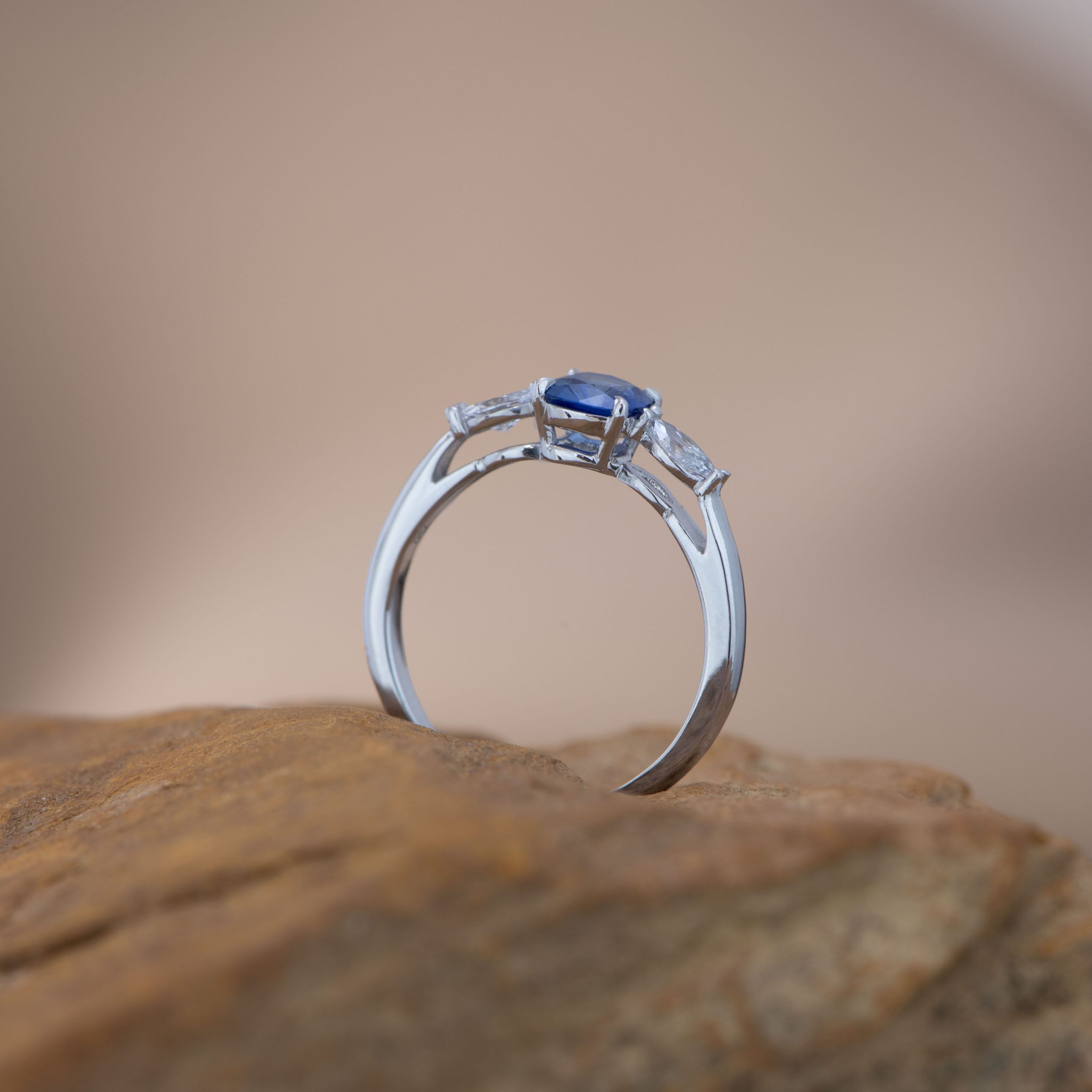 Or blanc, Saphir bleu, Diamants – Image 2