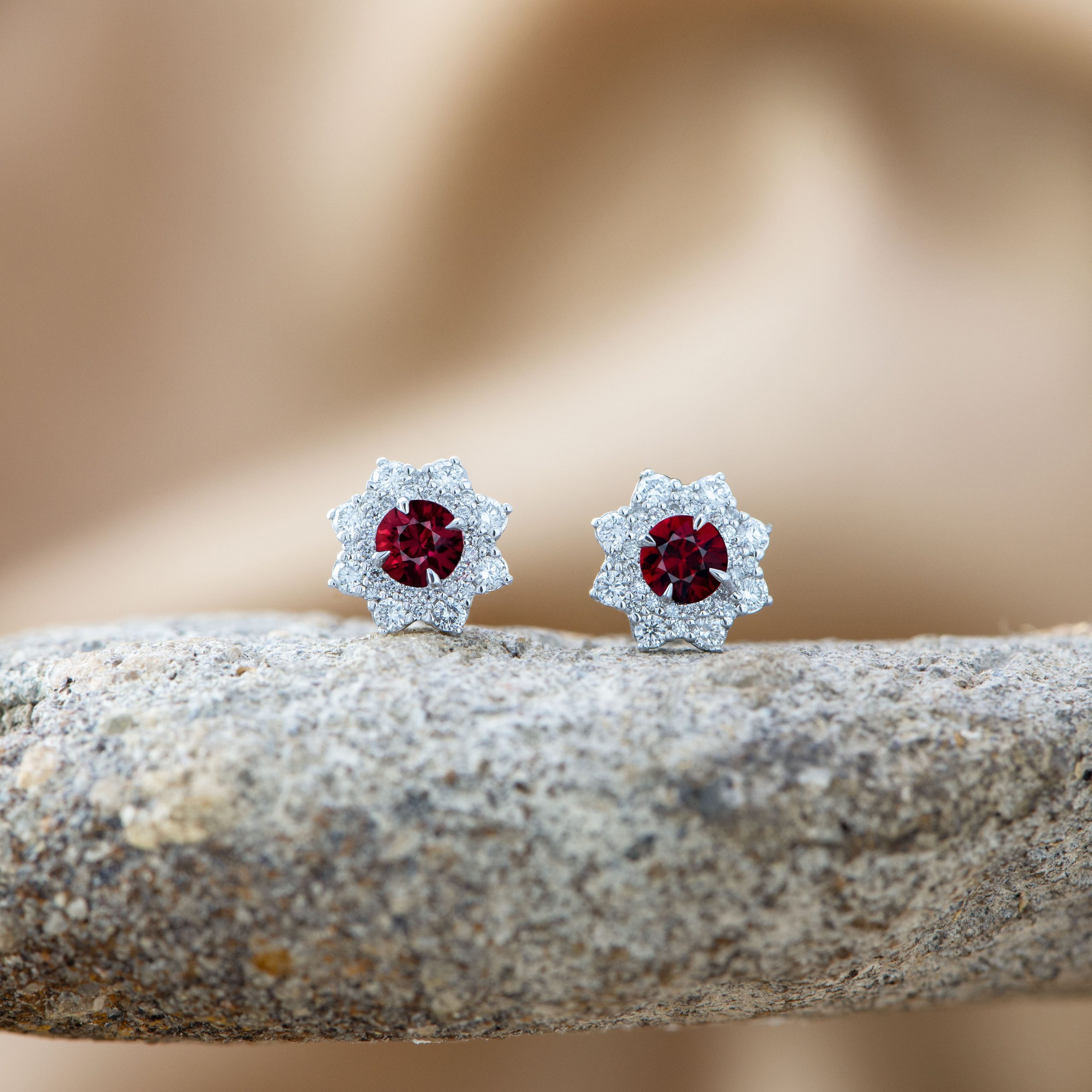 Or blanc, Rubis, Diamants