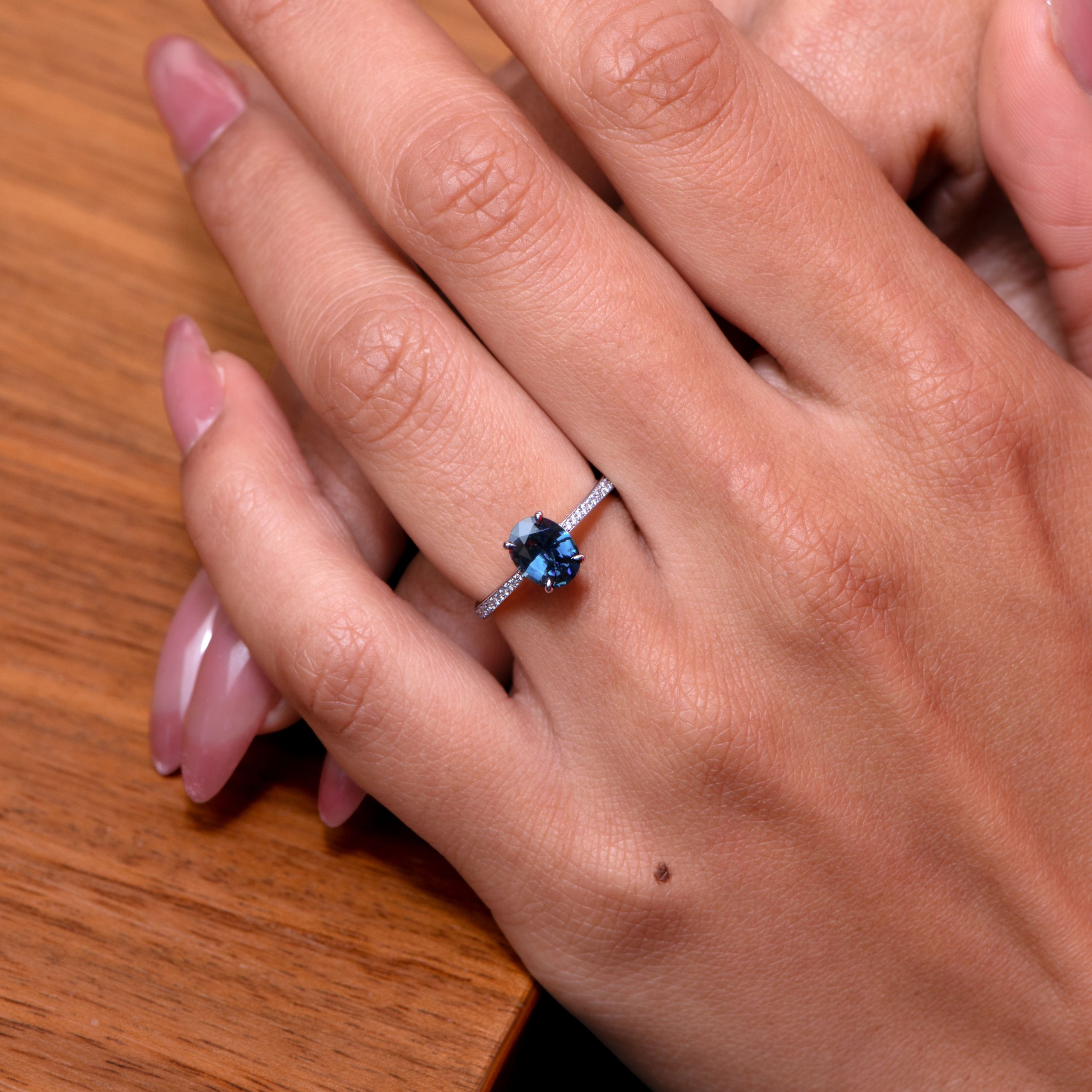 Or blanc, Saphir bleu, Diamants – Image 2