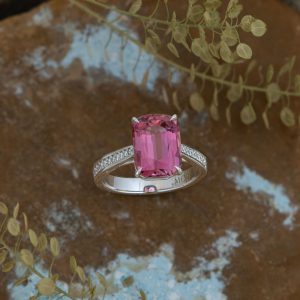 Or blanc, Tourmaline rose, Diamants