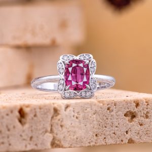 Or blanc, Saphir rose, Diamants